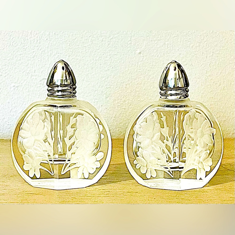 VTG Salt and Pepper Floral Etched Dispenser